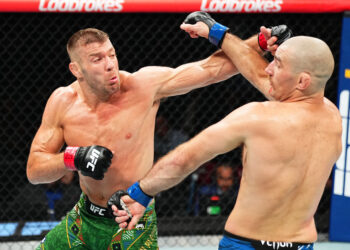 Dricus Du Plessis Defends UFC Middleweight Title in Gritty Five-Round Battle Against Sean Strickland